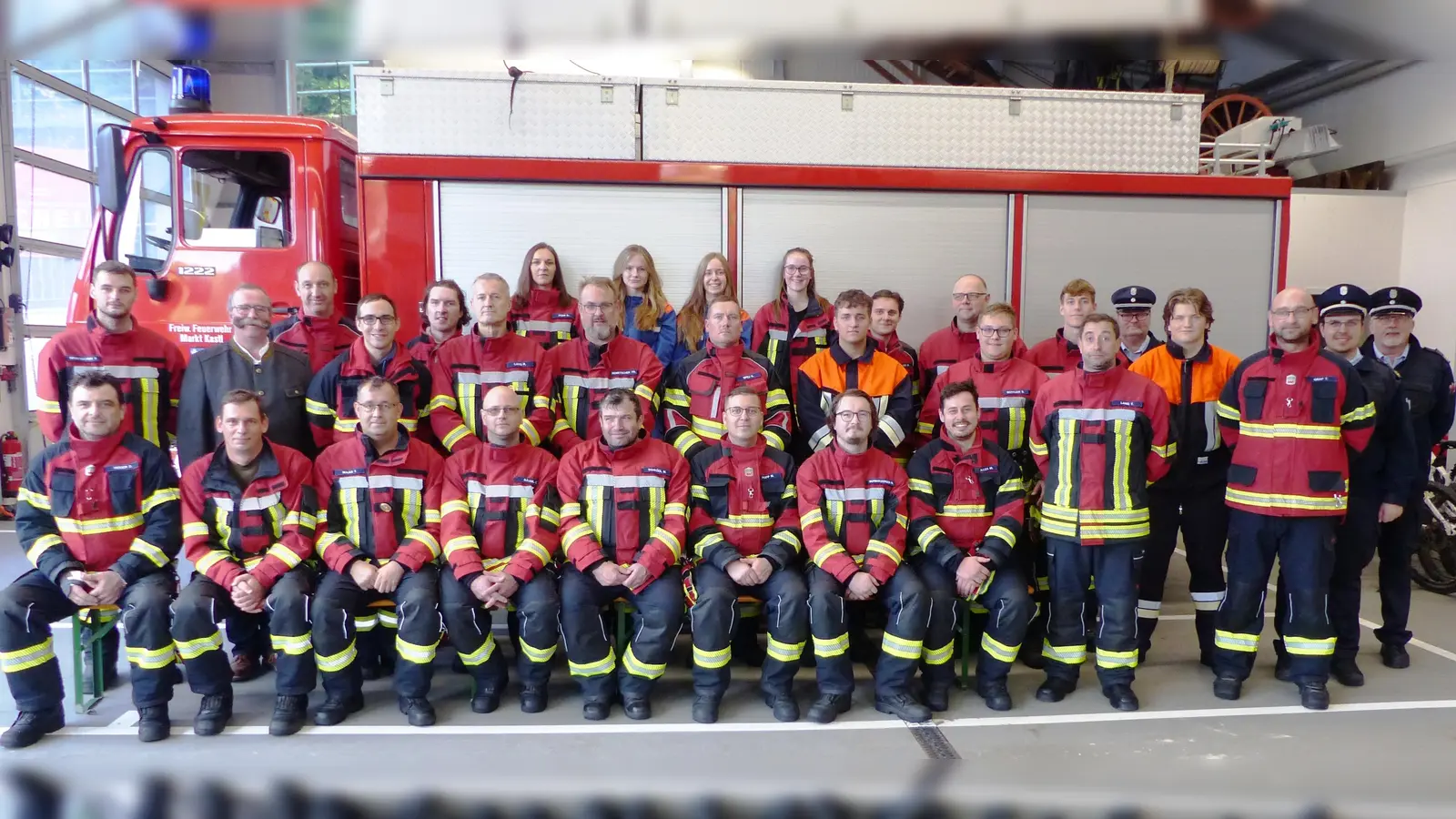 Die 27 Teilnehmer in ihren neuen FW-Anzügen mit den Prüfern KBM Jürgen Ehrnberger, Helmut Braun, Florian Schlegel und dem Kastler Feuerwehrkommandanten Fabian Nemetschek und 2. Bürgermeister Andreas Otterbein (Bild: Josef Piehler)