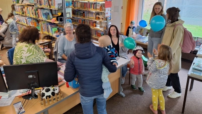 Andrang in der Gemeindebücherei Wiesau beim Tag der offenen Tür (Bild: Anita Weber-Tretter)