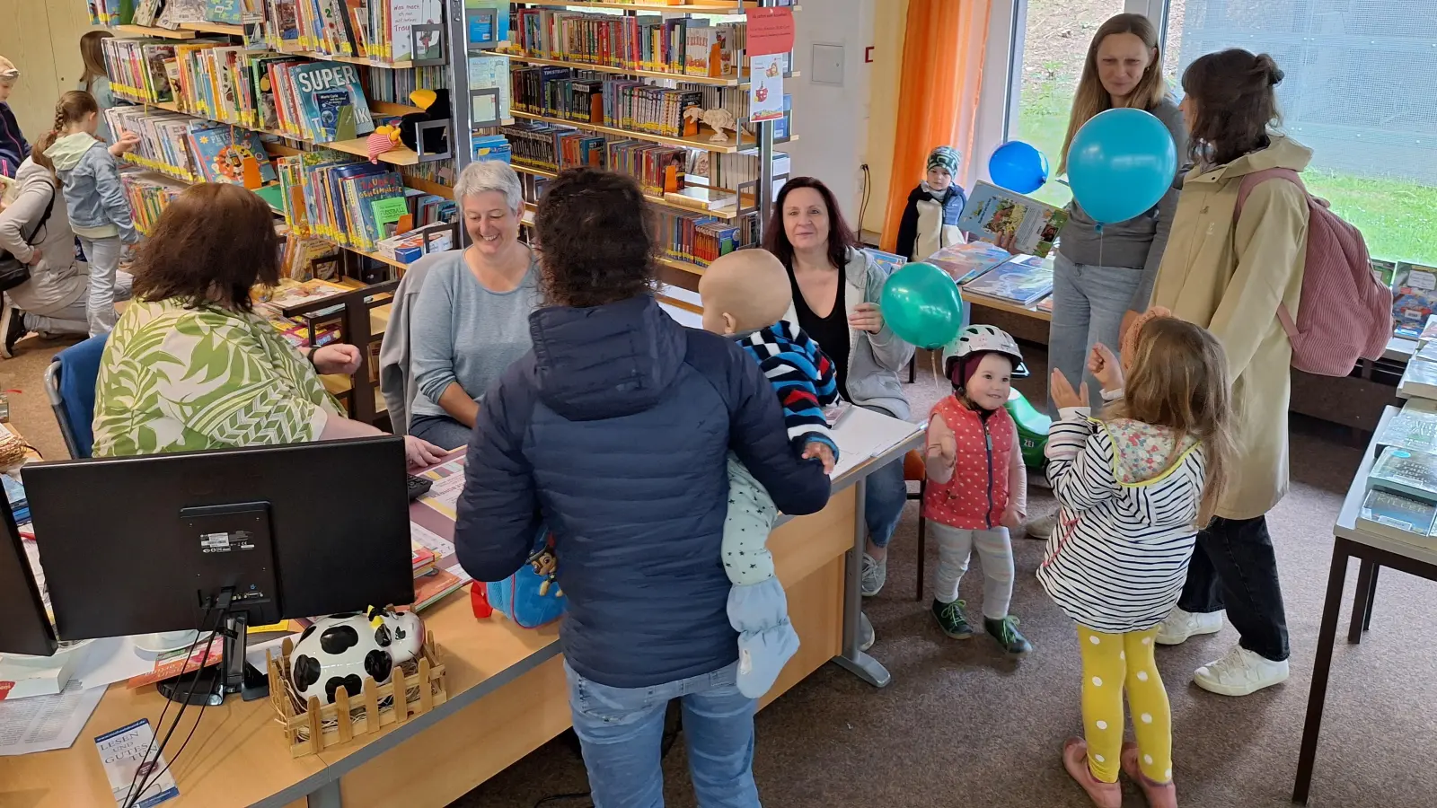 Andrang in der Gemeindebücherei Wiesau beim Tag der offenen Tür (Bild: Anita Weber-Tretter)