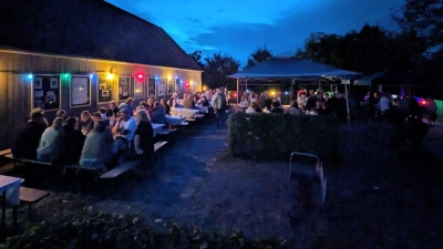 Der schöne Sommerabend lud zum Verweilen ein. (Bild: Walter Rustler)
