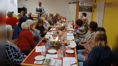 Manfred Gruber erklärt die verschiedenen Weinsorten. (Bild: Edeltraud Sperber)