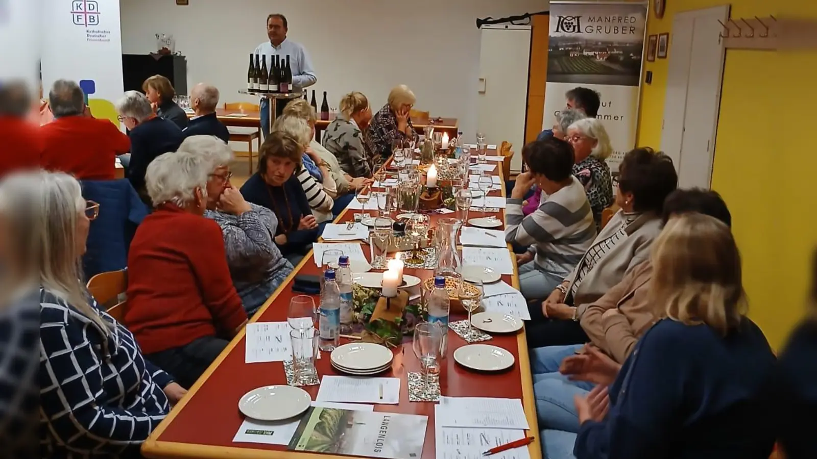 Manfred Gruber erklärt die verschiedenen Weinsorten. (Bild: Edeltraud Sperber)