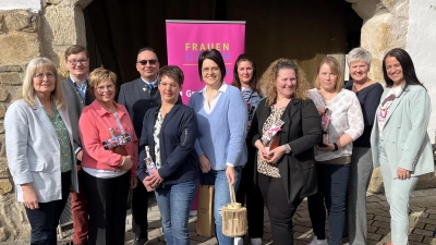 Die Frauenunion hat neu gewählt, das Bild zeigt von links nach rechts: Zweite Bürgermeisterin Anita Heßler, Dominik Kräml, Luise Pappenberger, Jürgen Hofmann, Andrea Seidler, FU-Vorsitzende Susanne Schnabel, Silke Aumüller, Christiane Mandl, Ivonne Schaffarzik, Marion Marburger und CSU-Kreistagsvorsitzende Tanja Renner. (Bild: Gerald Morgenstern)