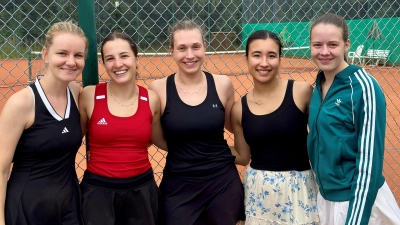 Die Damenmannschaft der SpVgg Pfreimd feiert nach einer erfolgreichen Saison erneut den Titel. <br>v. L. Jana Zwack, Emily Cistecky, Pia Kirschner, Ayako Matuttis und Hanna Jakowetz (Bild: Jana Zwack)
