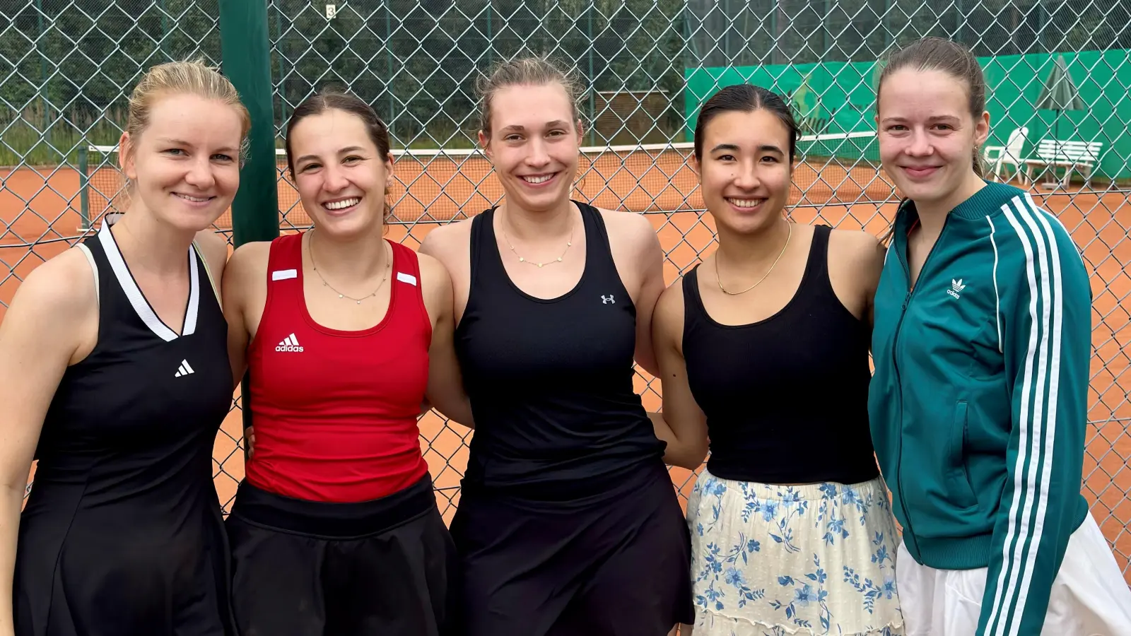 Die Damenmannschaft der SpVgg Pfreimd feiert nach einer erfolgreichen Saison erneut den Titel. <br>v. L. Jana Zwack, Emily Cistecky, Pia Kirschner, Ayako Matuttis und Hanna Jakowetz (Bild: Jana Zwack)
