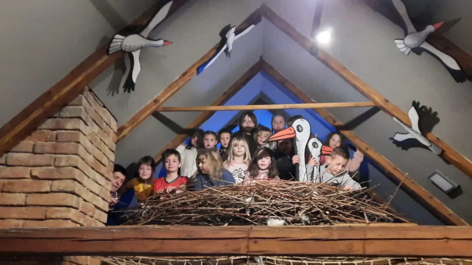 Foto 01: Im Naturhaus in Klenci gab es allerhand zu entdecken, wie diesen Storchenhorst. (Bild: Nikolaus Scherr)
