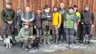 In die Reihen der Prüfer, Revierleiter und Prüfungsteilnehmer mit ihren Hunden mischte sich Forstbetriebsleiter Stefan Bösl (4.v.r.) und Prüfungsleiter Ludwig Hartl (6.v.r.). (Bild: Florian Forster)