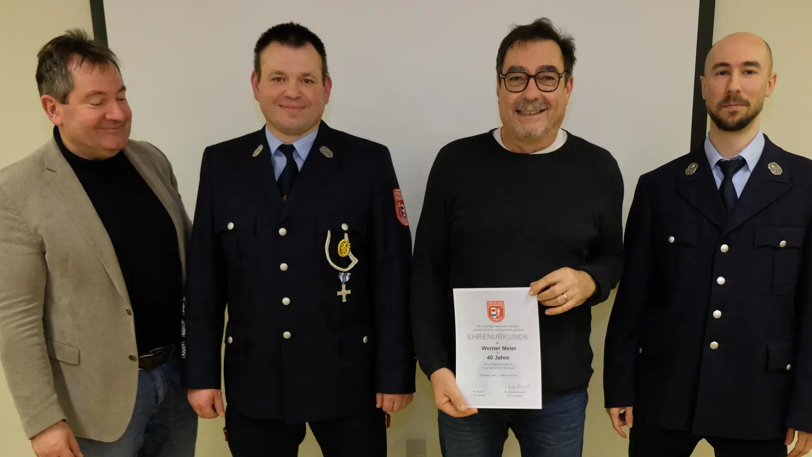 Werner Meier ist seit 40 Jahren Mitglied der FFW Vorbach. Es gratulierten Bürgermeister Alexander Goller, Kommandant Markus Schickentanz (von links) und FFW-Vorsitzender Marius Meier (re). Die weiteren Jubilare ehrt die Feuerwehrführung bei Hausbesuchen. (Bild: Robert Dotzauer)
