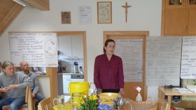 Gisela Schneider referierte über den Umgang mit Mikroorganismen  (Bild: Annemarie Mösbauer )