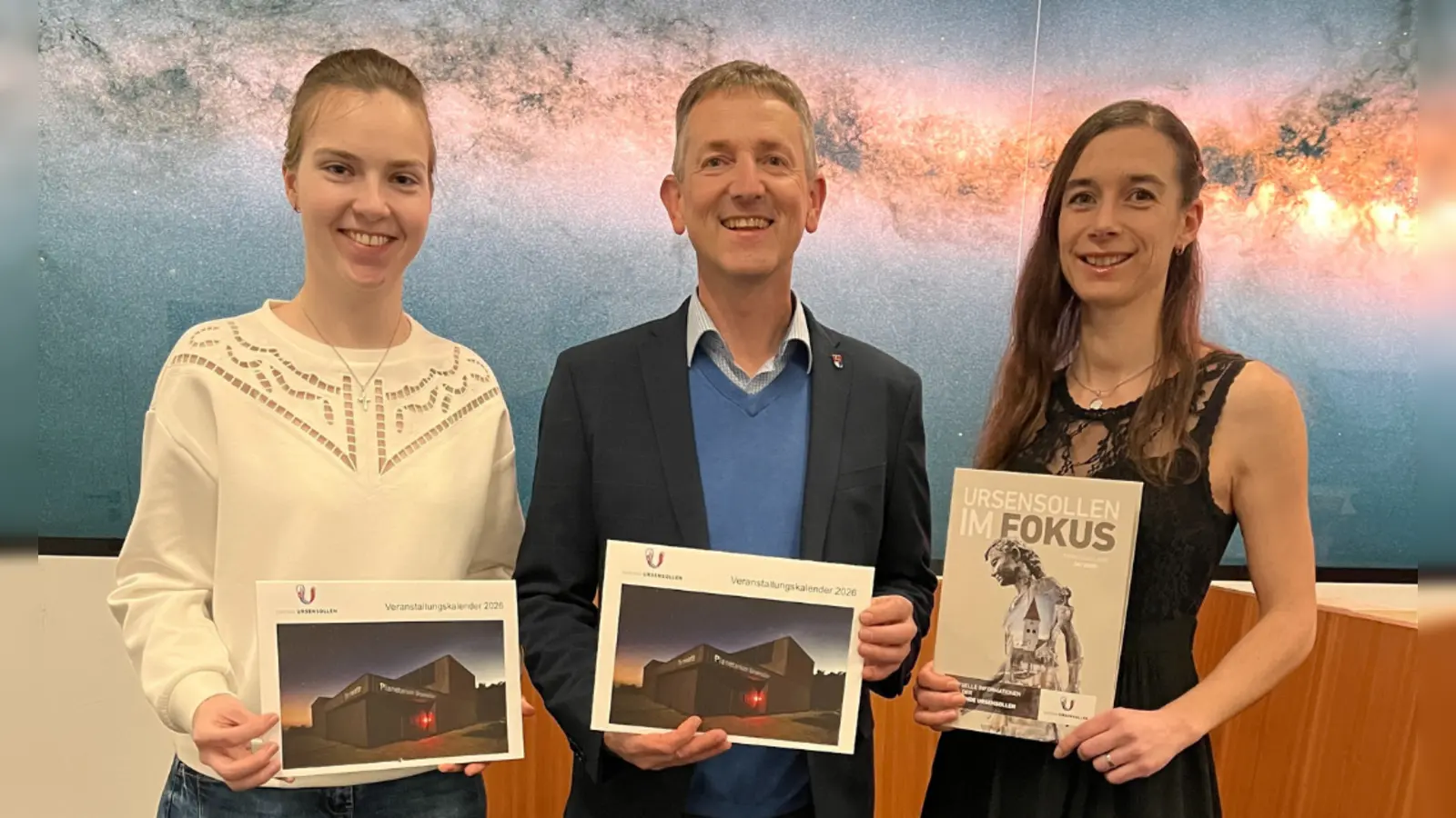 Bürgermeister Albert Geitner mit verantwortlichen Verwaltungsmitarbeiterinnen Theresa Popp für den Veranstaltungskalender (links) und Regina Kiessling für den FOKUS. (Bild: Verena Baumer)