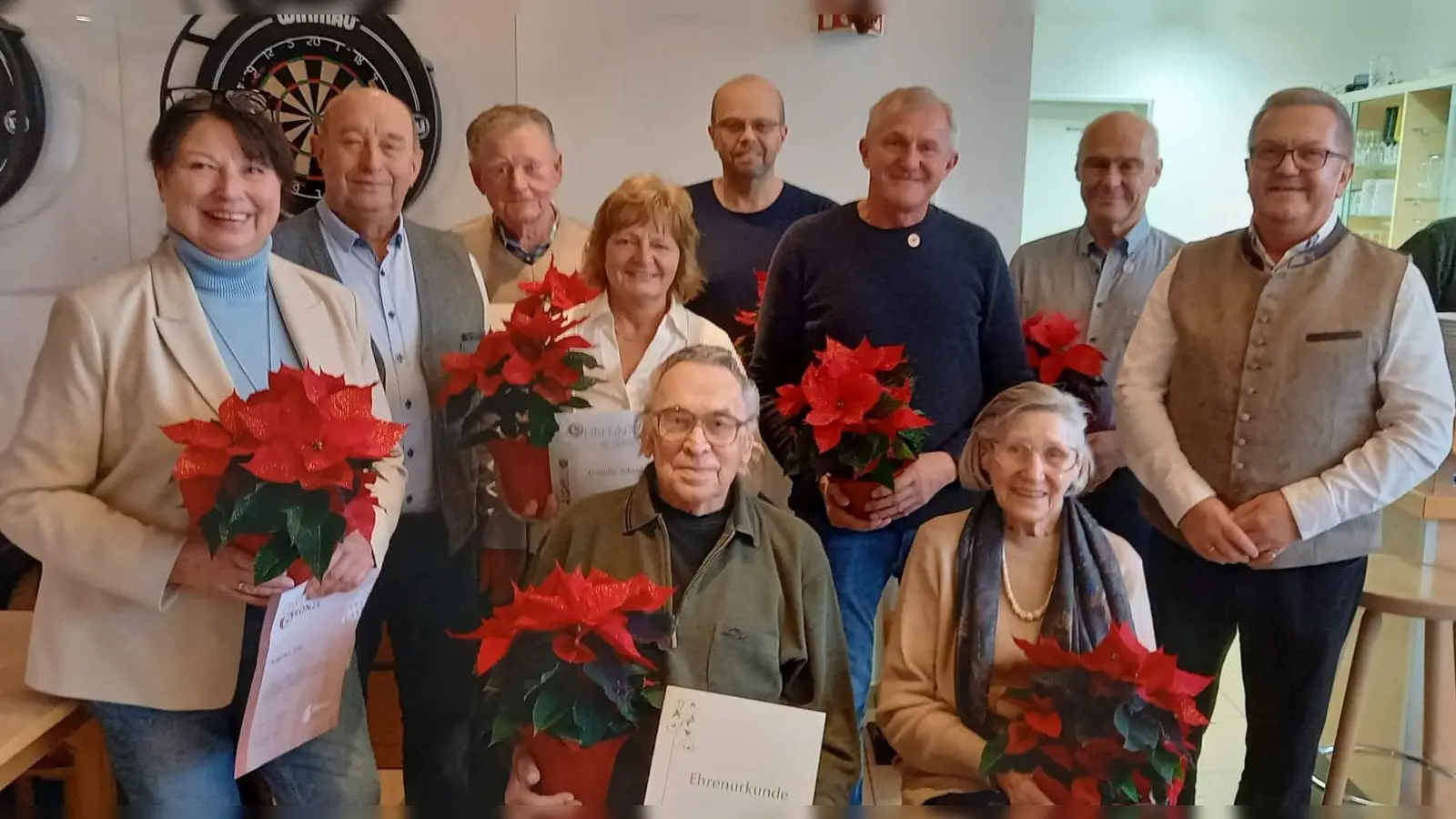 Vorne sitzend: Georg Reinwald, Rosemarie Witt. Hinten, von links: Angelika Eckl, Alfons Bauer, Hans Erb, Cornelia Schanderl, Gerhard Mertel, Bernhard Rauch, Erwin Reng und Martin Preuß. (Bild: Josef Schanderl)