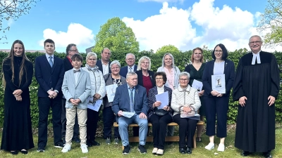 Einen gemeinsamen Gottesdienst feierten die Jubelkonfirmandinnen und Jubelkonfirmanden mit den „Grünen” Konfirmanden in der Friedenskirche Groschlattengrün: 70 Jahre und Gnadenkonfirmation, 65 Jahre und Eiserne Konfirmation, 60 Jahre und Diamantene, 50 Jahre und Goldene und 25 Jahre Silberne Konfirmation. (Bild: Isgard Forschepiepe)