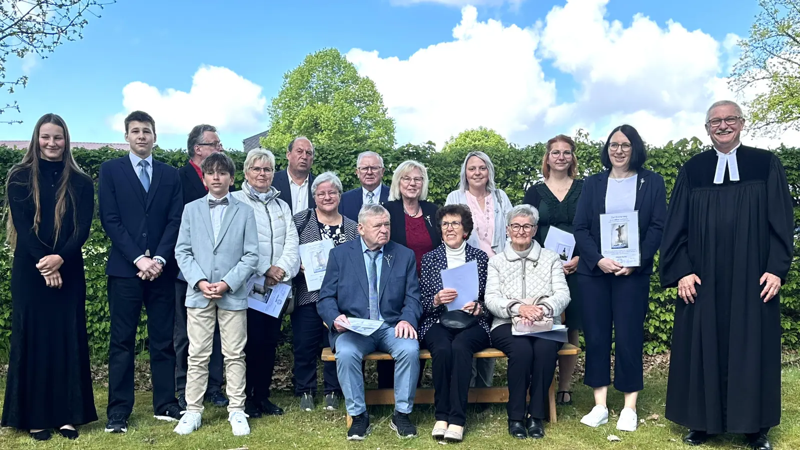 Einen gemeinsamen Gottesdienst feierten die Jubelkonfirmandinnen und Jubelkonfirmanden mit den „Grünen” Konfirmanden in der Friedenskirche Groschlattengrün: 70 Jahre und Gnadenkonfirmation, 65 Jahre und Eiserne Konfirmation, 60 Jahre und Diamantene, 50 Jahre und Goldene und 25 Jahre Silberne Konfirmation. (Bild: Isgard Forschepiepe)