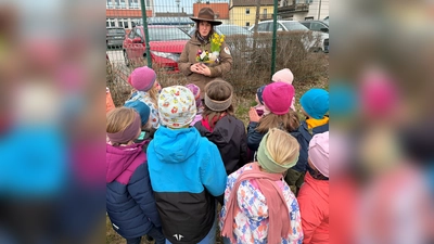 Aufmerksam lauschten die Kinder den Ausführungen von Rangerin Michaela Griener. (Bild: Stephanie Busch)