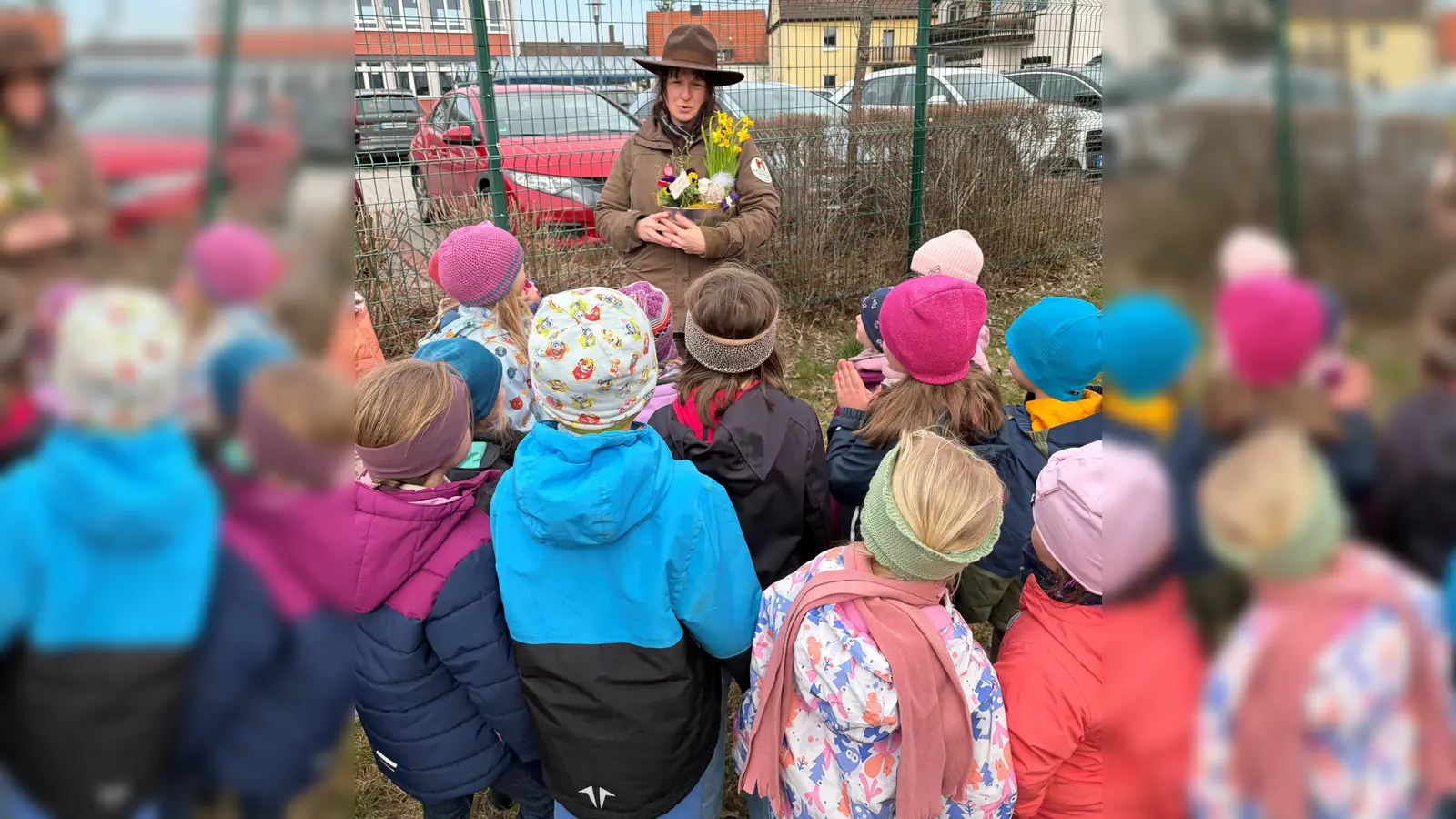 Aufmerksam lauschten die Kinder den Ausführungen von Rangerin Michaela Griener. (Bild: Stephanie Busch)