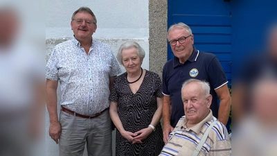 v.r.n.l.: Jubilar Hans Höser, Vorsitzender Ernst Andraschko, Kreisvorsitzende Marianne Kies-Baldasty u. 1.Bgm. Hans-Martin Schertl (Bild: Ludwig Hüttner)