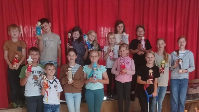 Die Kinder mit den gebastelten Figuren (Bild: Irene Kraus)