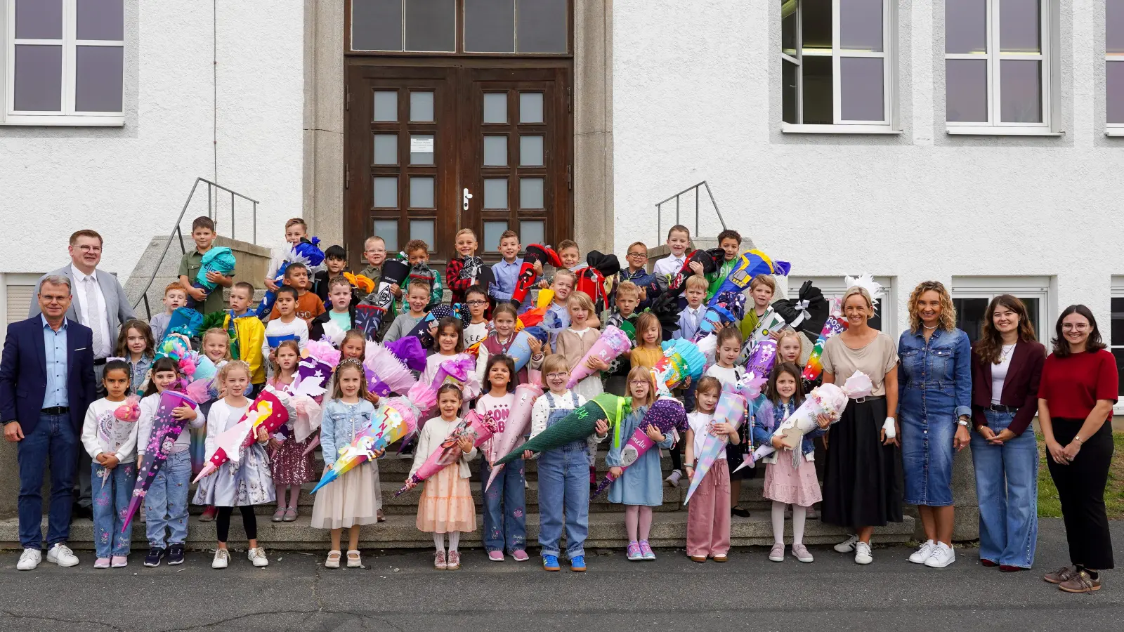 Gruppenbild der Schulanfänger, zusammen mit den Klassenleiterinnen Michaela Pöllath und Verena Ellert, sowie den beiden Lehramtsanwärterinnen Teresa Hiller-Dobmeier und Mia Richter, Bürgermeister Karlheinz Budnik und Schulleiter Holger Popp. (Bild: Wilhelm Daubner)