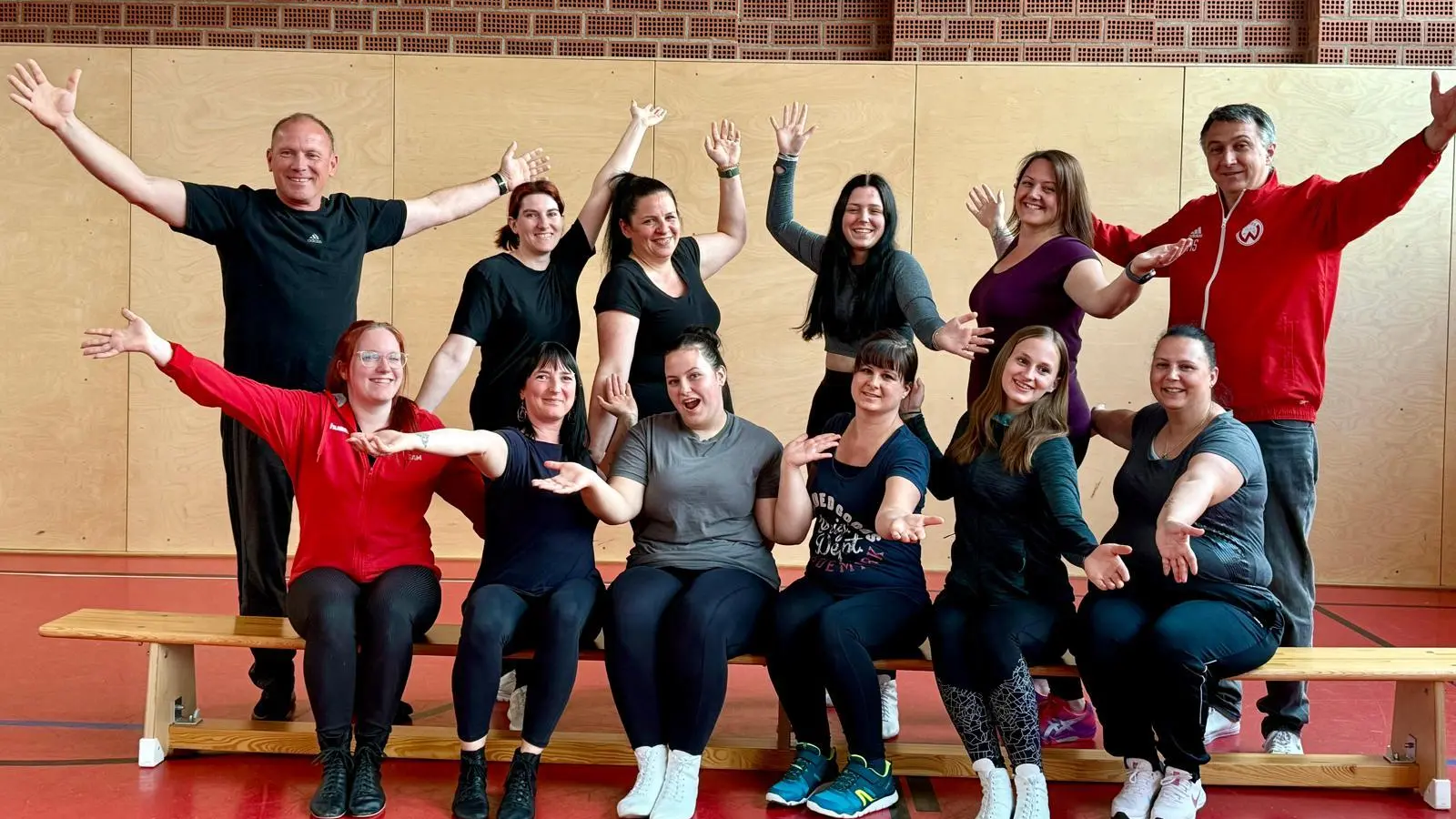 Die neue Showtanzgruppe Weigendorfer Tanzgewitter mit Vorstand Marco Schwab (Bild: Hannah Kallmeier)