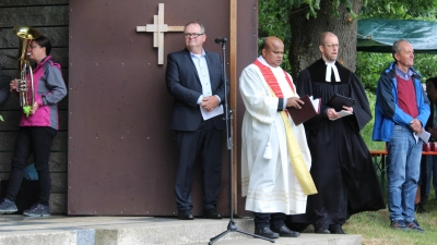 Der erste Vorsitzende Georg Neugirg (am Mikrofon) begrüßte die Teilnehmer, insbesondere Pfarrer Michael und Pfarrer Sauer (rechts daneben). (Bild: Herbert Mattes)