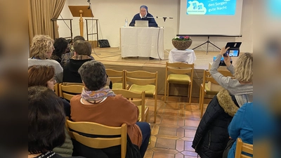 Schwester Teresa brachte den Saal immer wieder zum Lachen und Nachdenken. (Bild: Josef Glas)