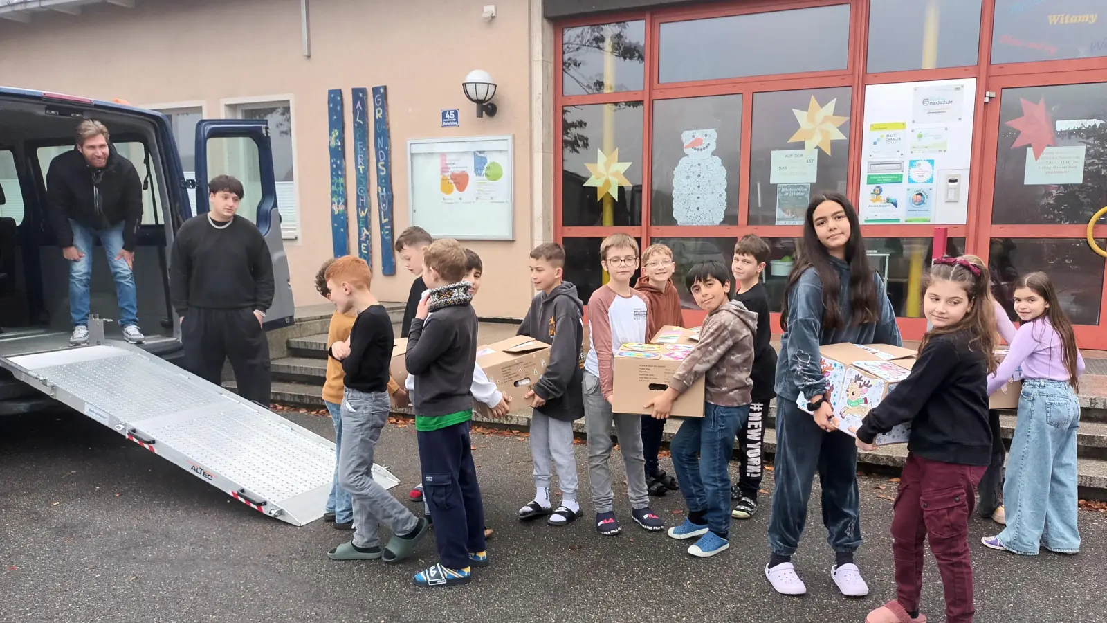 Eifrig halfen die Kinder beim Verladen der Päckchen. (Bild: Christa Kneidl)