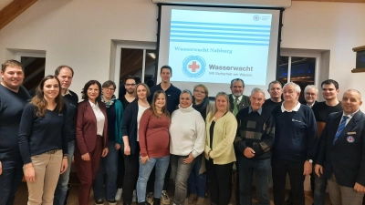 Gruppenbild der anwesenden Geehrten zusammen mit den Ehrengästen - dem 1. Bürgermeister der Stadt Nabburg, Frank Zeitler, der stellvertretenden Vorsitzenden des BRK Kreisverbandes Schwandorf, Heike Faltermeier, dem Geschäftsführer des Kreisverbandes Schwandorf, Otto Langenhahn und dem stellvertretenden Vorsitzenden der Kreiswasserwacht Schwandorf, Michael Arnold – sowie den Vorsitzenden der Wasserwacht Nabburg, Martin Prüfling und Sabrina Plail. (Bild: Doris Kraus-Boetcher)