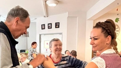 Ausgelassene Stimmung beim Herbstfest im Seniorenheim St. Benedikt: Zur Musik von Xaver wurde fleißig getanzt, geklatscht und mitgesungen. (Bild: Adriana Vargova)