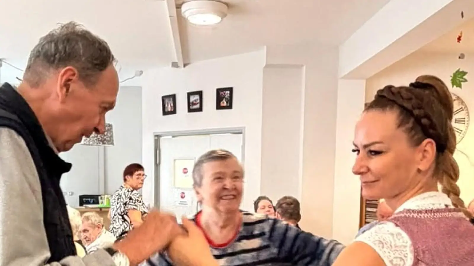 Ausgelassene Stimmung beim Herbstfest im Seniorenheim St. Benedikt: Zur Musik von Xaver wurde fleißig getanzt, geklatscht und mitgesungen. (Bild: Adriana Vargova)