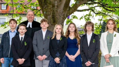 Die acht Konfirmandinnen und Konfirmanden mit Pfarrer Ulrich Gruber (Bild: Fotodesign Stolberg, Weiden)