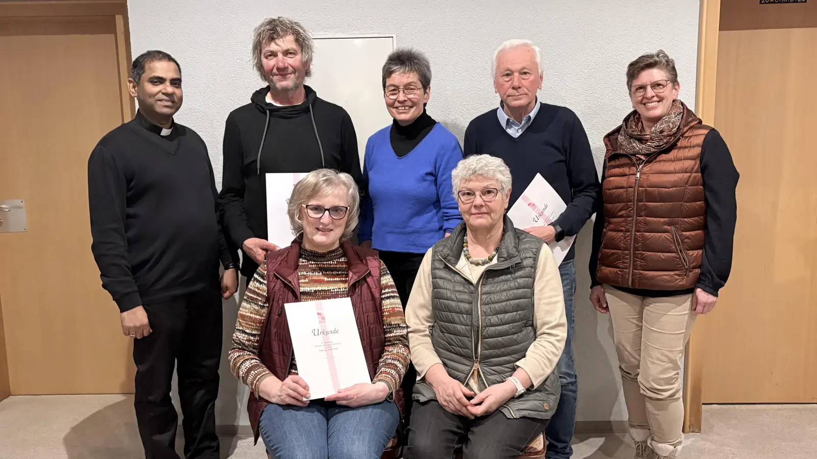 Auf dem Bild sind stehend v. li.: Präses Pfarrer Julius Johnrose, Johann Scherm, Gabi Söllner, Dieter König, Sabine Philipp und sitzend vo.li: Christine Dux , Margit Stirnweis. (Bild: Alexander Hörl)