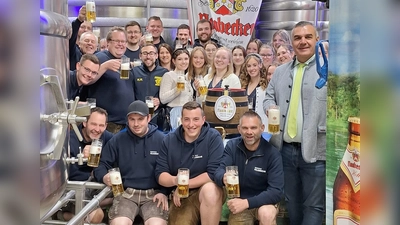 Der Festausschuß und die Festdamen der FF Weihern kosteten das Festbier für ihr Jubiläumsfest, und bestätigten eine „ Erstklassige „ Qualität, so das sich alle Besucher des Jubelfestes auf ein köstliches und süffiges Festbier freuen dürfen. ( Rechts stehend ) Vertriebsleiter Michael Weiler .  (Bild: Andreas Haider)