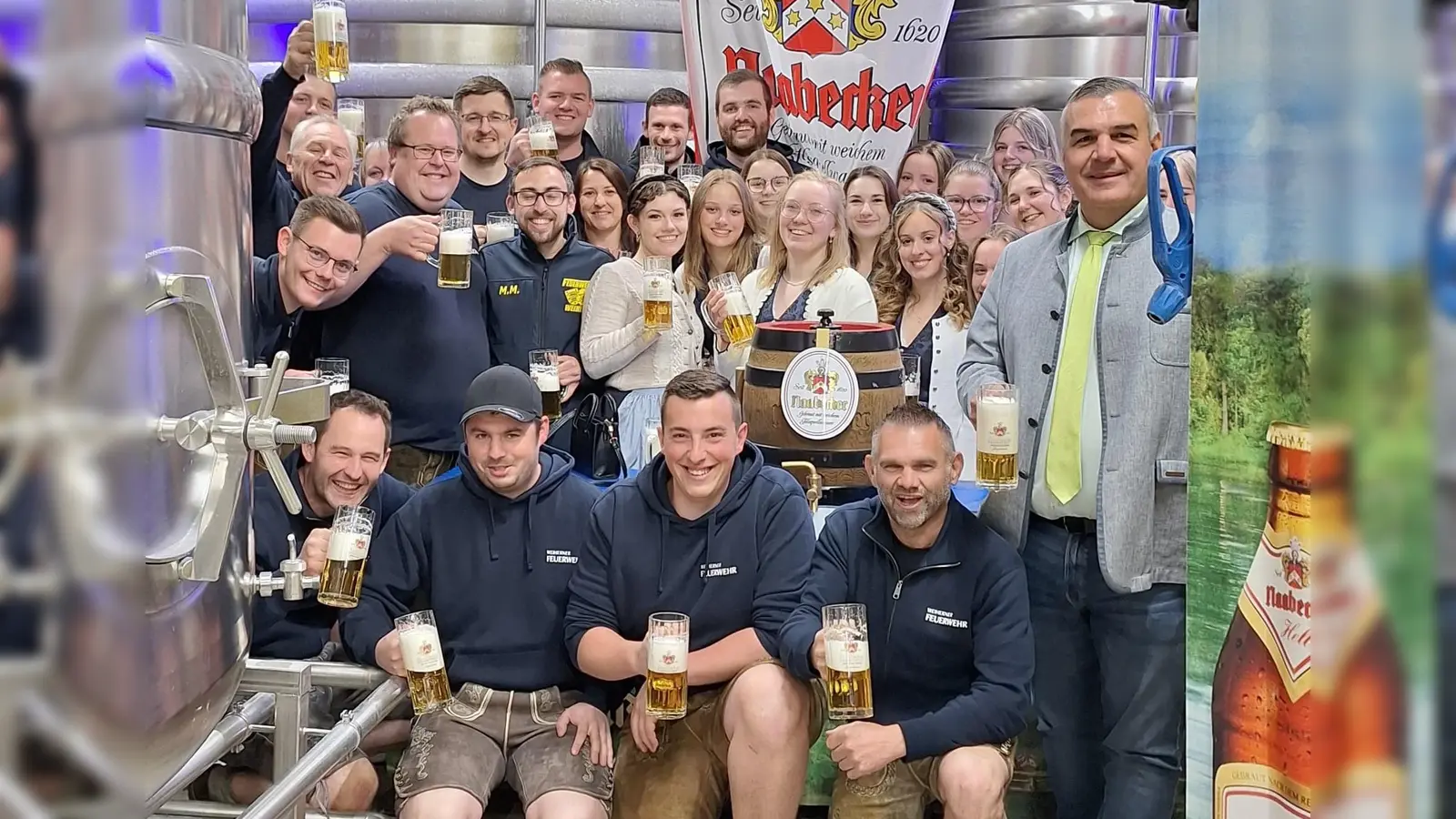 Der Festausschuß und die Festdamen der FF Weihern kosteten das Festbier für ihr Jubiläumsfest, und bestätigten eine „ Erstklassige „ Qualität, so das sich alle Besucher des Jubelfestes auf ein köstliches und süffiges Festbier freuen dürfen. ( Rechts stehend ) Vertriebsleiter Michael Weiler .  (Bild: Andreas Haider)