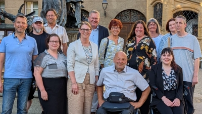 Bernhard Vahle, Tobias Berz, Norbert Vogl, Sandy Petzoldt, Susanne Augustin, Oberbürgermeister Michael Cerny, Beate Pollinger-Löser, Georg Dietrich, Katja Deyerl, Angelika Schütz, Stefanie Gebert, Daniela Bernschneider (als Vertretung für Kerstin Bauer), Stefan Nübler. Nicht im Bild: Kerstin Bauer, Richard Ertl (Bild: Sabrina Liermann)
