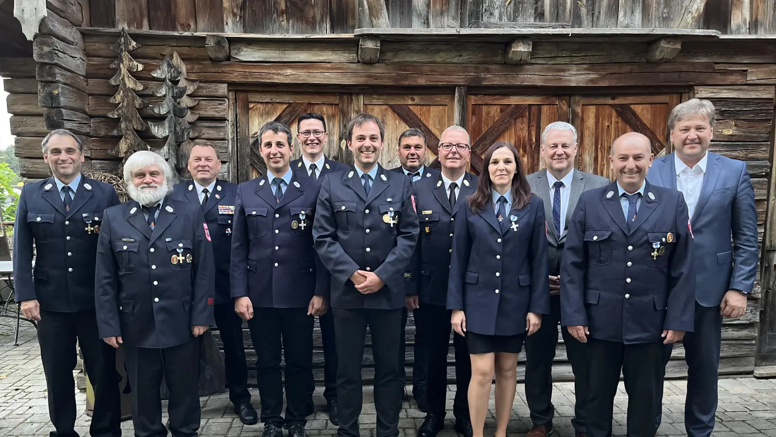 Von links: Hubert Ehrensperger, Gernot Meier, KBM Alexander Graf, Michael Gottschalk, KBI Armin Daubenmerkl, Thomas Geitner, Franz Nemetschek, KBR Christof Strobl, Andrea Popp, Landrat Richard Reisinger, Franz Oettl, Bürgermeister Stefan Braun. (Bild: Christine Hollederer)