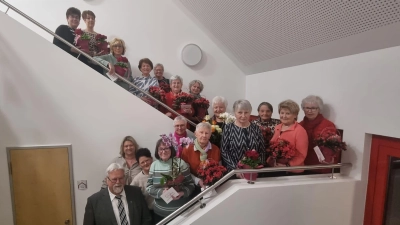Die Jubilarinnen des KDFB Luhe mit Pfarrer Arnold Pirner. (Bild: Rita Gleißner)