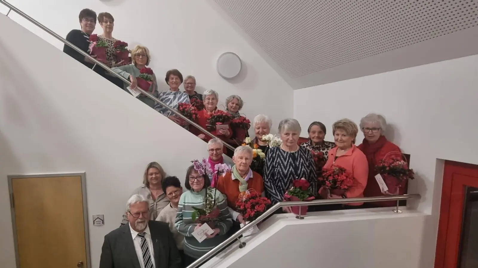Die Jubilarinnen des KDFB Luhe mit Pfarrer Arnold Pirner. (Bild: Rita Gleißner)