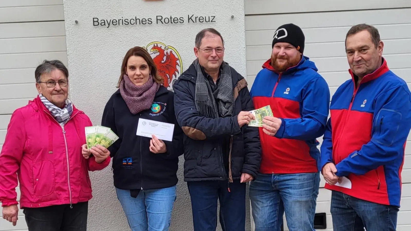 Spendenübergabe von links Gabi Eichenseher Vorsitzende des TUK Wiesau, Kathrin Ruhland Rotes Kreuz, Kassier Uwe Muckenschnabel TUK, Markus Wührl, Gerhard Zwerenz Bergwacht Fuchsmühl. (Bild: Gabi Ernst)