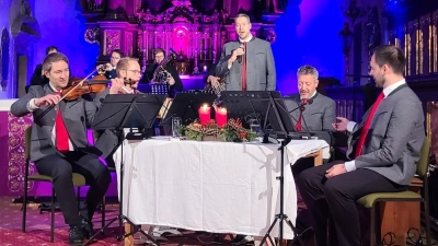 Mit ihrer Version der Heiligen Nacht begeisterten die Stimmen der Berge das Publikum in der vollbesetzten Pfarrkirche St. Marien. (Bild: Kerstin König)