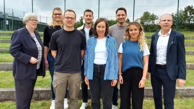 Schulleiter Ludwig Pfeiffer (rechts) und seine Stellvertreterin Dr. Christine Paschen (links) begrüßen die neuen Lehrkräfte am Ortenburg-Gymnasium. (Bild: Georg Lang)