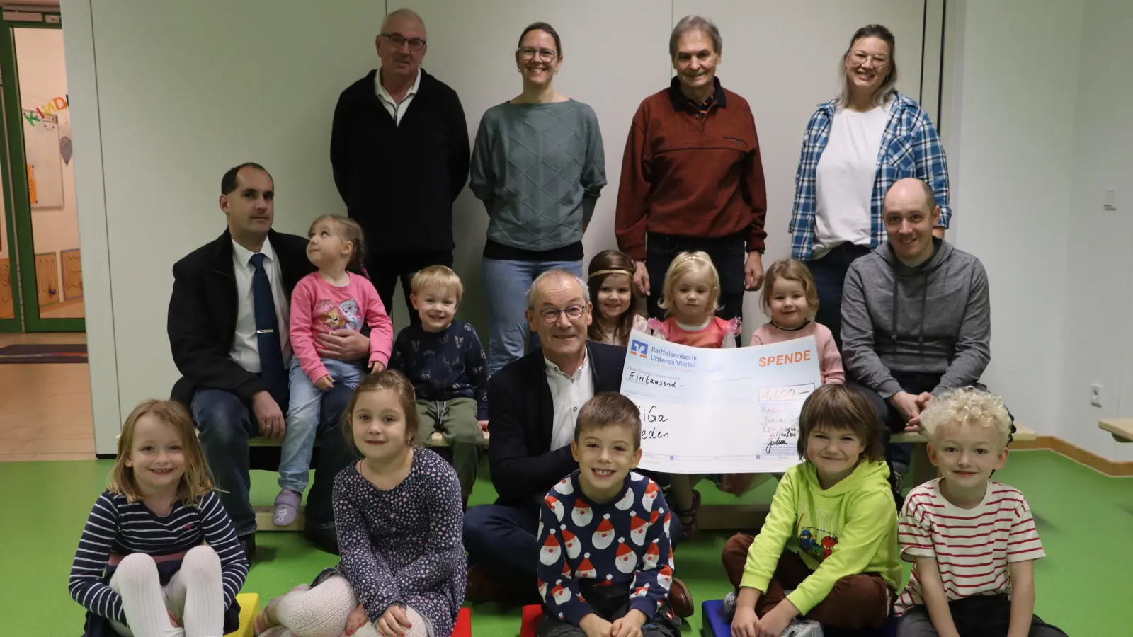 Die Kinder freuen sich mit Georg Geck (CSU, v.l.), Kirchenpfleger Christian Bauer, Elternbeirätin Franziska Bösl, Bürgermeister Erwin Geitner (CSU, Sitzend), Zweiter Bürgermeister Josef Weinfurtner (CSU), Kindergartenleiterin Bianca Hammer und Elternbeirat Florian Schaul. (Bild: Michael Rabenhofer)