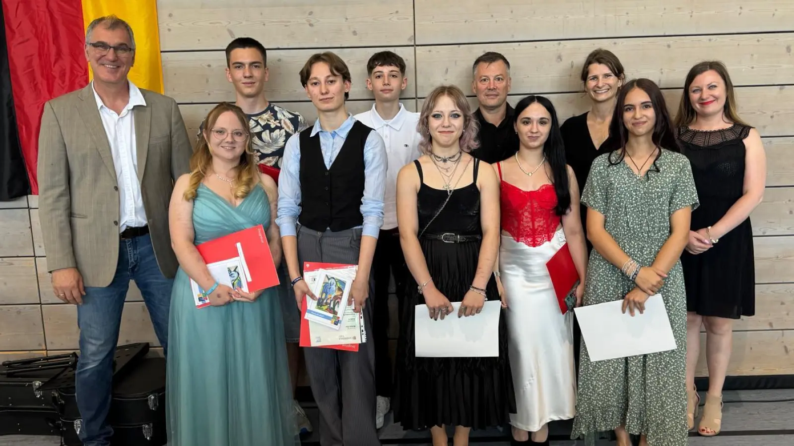 Die Max-Reger-Schule freut sich mit den besten Absolventen:<br>(von links): Klaus Hartmannsgruber (Klassenleiter M10), Selina Bernhardt (M10), Leopold Hammer (9a), Melissa Sier (M10), Max Quardokus (9a), Lea Seibert (M10), Rektor Tobias Kick, Valeria Shylnikova (9a), Cornelia Treml (Klassenleiterin 9a), Jamie-Lynn Hauser (M9), Edyta Wieczorkiewicz (Klassenleiterin 9b)<br> (Bild: Klaus Hartmannsgruber )