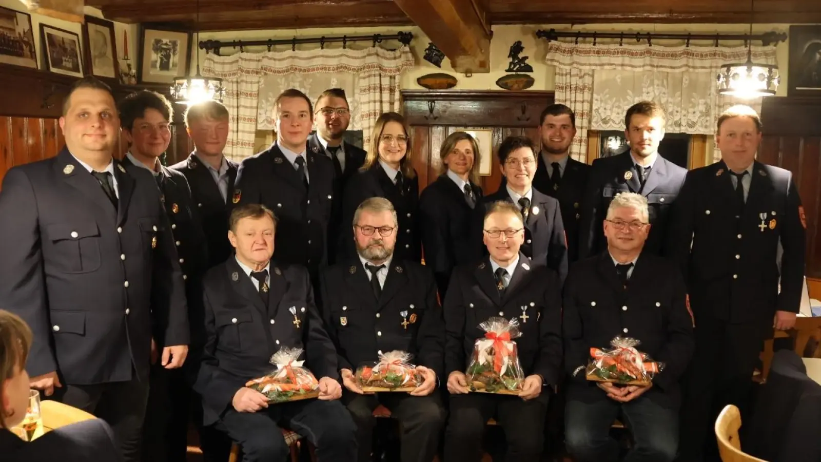 Von links, Michael Lengenfelder (1. Kommandant), Christine Braun, Dominik Vogl (Beisitzer), Josef Kirzdörfer, Michael Wagner (Beisitzer), Manuel Redel (2. Vorstand), Albert Hasmann, Maria Lengenfelder (Kassiererin), Barbara Rupprecht (Schriftführerin), Georg Rupprecht (Kassenprüfer), Maria Pfab (Kassenprüferin), Jonas Pfab (1. Vorstand), Hans Pfab, Christian Trenz (Beisitzer) und Stefan Braun (2. Kommandant). (Bild: Martina Hasmann)