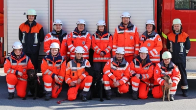 Kameraden der Werkfeuerwehr Pilkington sowie Mitglieder der Rettungshundestaffel des BRK Weiden-Neustadt/WN bei der gemeinsamen Übungseinheit (Bild: Melanie Dirscherl)