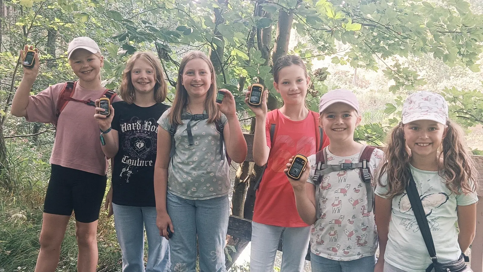 Sechs Kinder aus Moosbach begeben sich begeistert auf Geocaching-Abenteuer. (Bild: Anja Rembold)