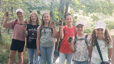Sechs Kinder aus Moosbach begeben sich begeistert auf Geocaching-Abenteuer. (Bild: Anja Rembold)