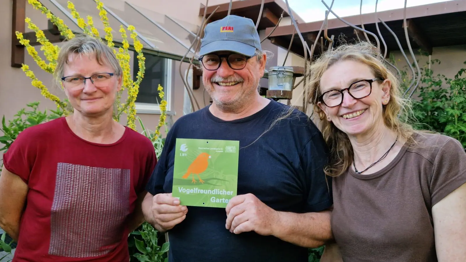 Christina Görner vom LBV überreichte dem Ehepaar Spandl die Plakette „Vogelfreundlicher Garten”.<br>Ein besonderes Highlit in Garten der Familie Spandl: Der Vogelbaumarkt. (Bild: Michaela Hahn)