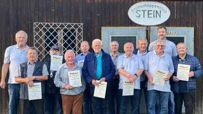 Die Gründungsmitglieder des Frühschoppenclub Stein mit den beiden Vorständen Siegfried Kiener und Armin Kiener. Personen von links nach rechts: Siegfried Kiener, Robert Kraus, Bernhard Bäumler, Manfred Kick, Michael Armer, Andreas Holtgartner, Josel Pressl, Sigmund Dippel, Josef Bernklau, Hans Schlögl, Armin Kiener, Josef Geitner. (Bild: Renate Kiener)