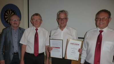 Mit Urkunden und Ehrennadeln des Fränkischen Sängerbundes und Deutschen Chorverbands wurde Michael Bertelshofer ausgezeichnet. Ihm gratulierten (von links) Karl Herrmann, Albert Puff und Harald Puckschamel. (Bild: Siegfried Bock)