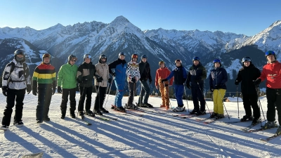 Auf dem Bild die Gruppe mit Spartenleiter &amp; Organisator Max Siller (mitte). Im Hintergrund die Zillertaler Alpen.  (Bild: Max Siller)